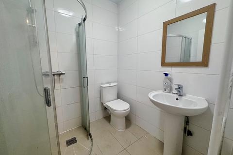 Studio to rent, Clarence Road, London, E5
