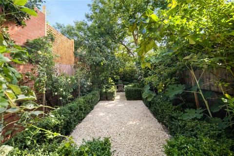 6 Roding Road, London, E5 0DW