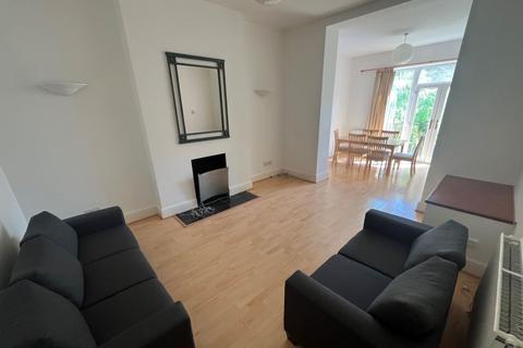 3 bedroom flat for sale, 69 Falcon Road, London SW11