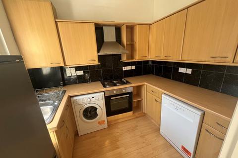 3 bedroom flat for sale, 69 Falcon Road, London SW11