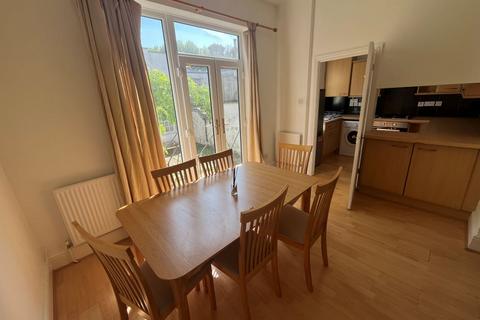 3 bedroom flat for sale, 69 Falcon Road, London SW11