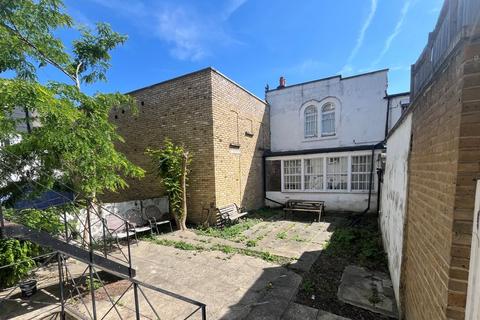 3 bedroom flat for sale, 69 Falcon Road, London SW11