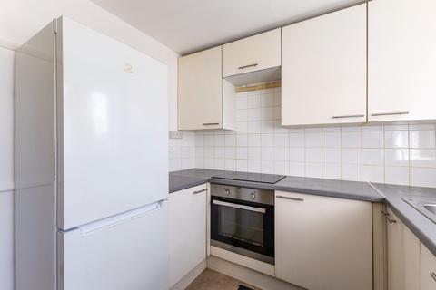 2 bedroom flat for sale, Kingston Hill- CLOSE TO HOSPITAL