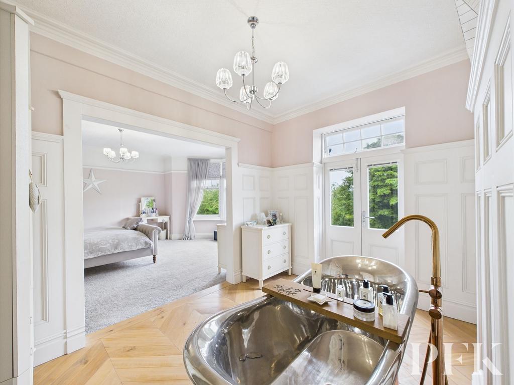 Private Bathroom to Bedroom 1