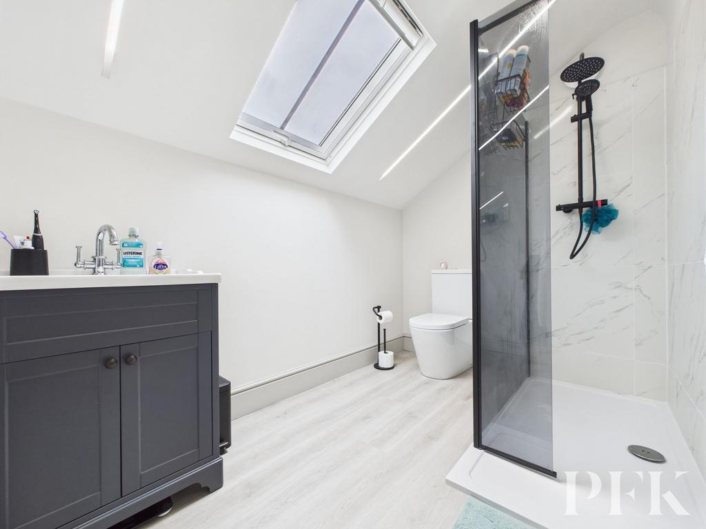 En-suite to Bedroom 4