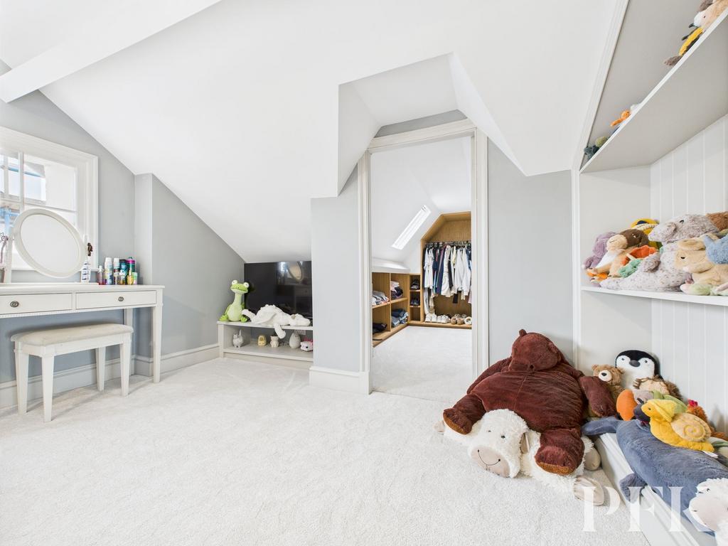 Bedroom 4 to Walk in Wardrobe