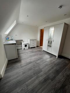 Studio to rent, Brent Street, Hendon