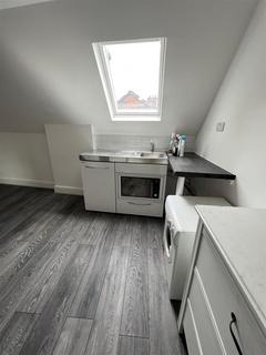 Studio to rent, Brent Street, Hendon