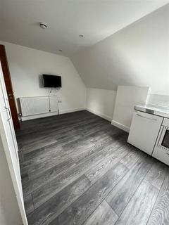 Studio to rent, Brent Street, Hendon