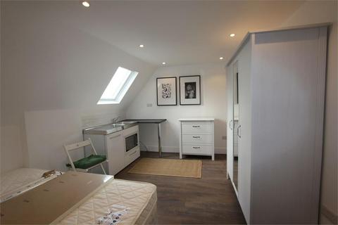 Studio to rent, Brent Street, Hendon