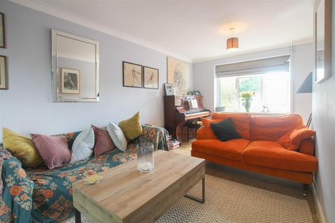 16 Chalklands, Linton, Cambridge, CB21 4JH