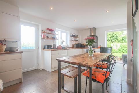 16 Chalklands, Linton, Cambridge, CB21 4JH