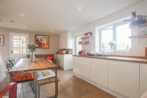 16 Chalklands, Linton, Cambridge, CB21 4JH