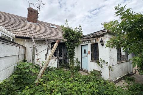 3 bedroom bungalow for sale, Smallgains Avenue, Canvey Island SS8