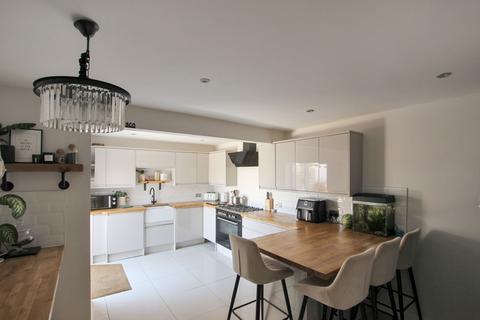 37 Baldwin Road, Greatstone, New Romney, TN28 8SY