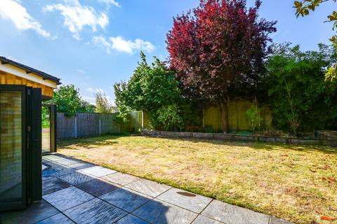 17 Alderside Walk, Englefield Green, Egham, TW20 0LX