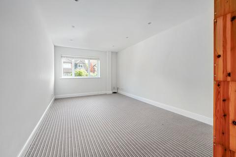 17 Alderside Walk, Englefield Green, Egham, TW20 0LX