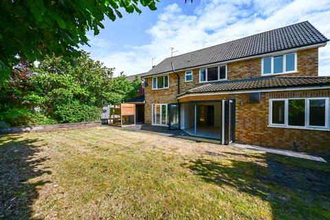 17 Alderside Walk, Englefield Green, Egham, TW20 0LX