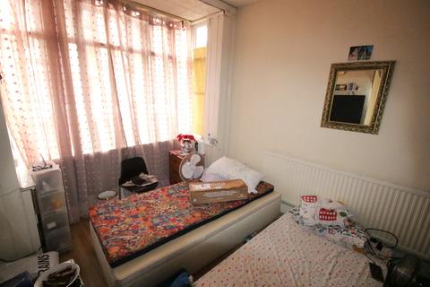 25 Holness Road, London, E15 4EN