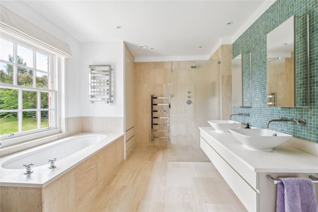 En Suite Bath/Shower