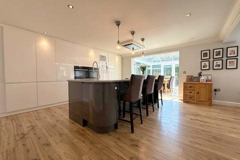 5 bedroom detached house for sale, Chisholm Close, Northampton NN4