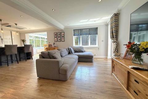 5 bedroom detached house for sale, Chisholm Close, Northampton NN4