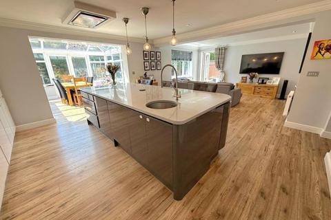 5 bedroom detached house for sale, Chisholm Close, Northampton NN4