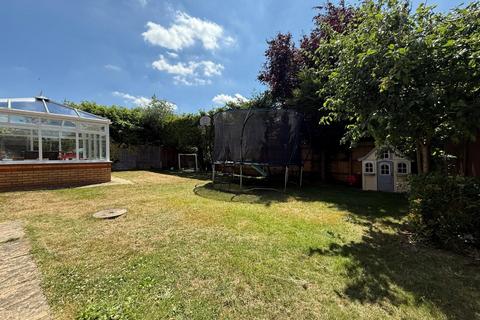 5 bedroom detached house for sale, Chisholm Close, Northampton NN4