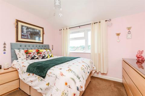 3 Pickwick Crescent, Rochester, ME1 2HZ