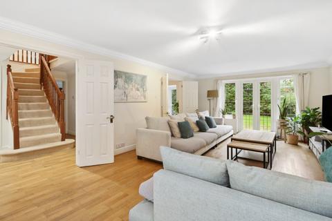 19 Clevedon, Weybridge, KT13 0PJ