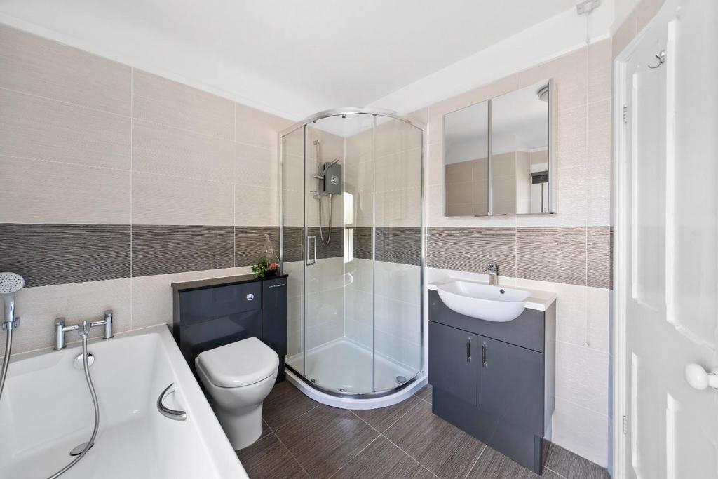 13 - ensuite.jpg