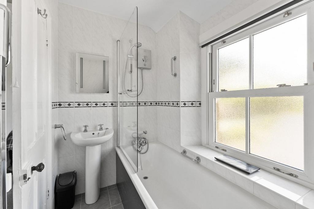 16 - family bathroom.jpg