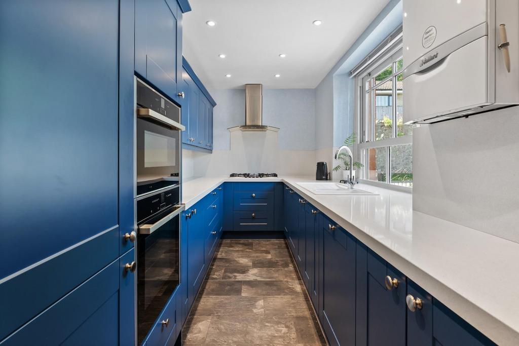 4 - kitchen.jpg