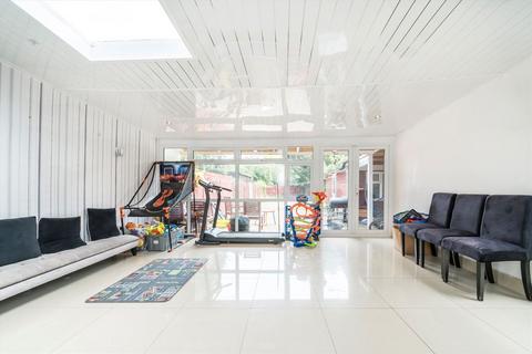 19 Cheyne Avenue, Twickenham, TW2 6AN
