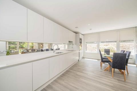 2 bedroom flat for sale, Hampton Road, Teddington TW11