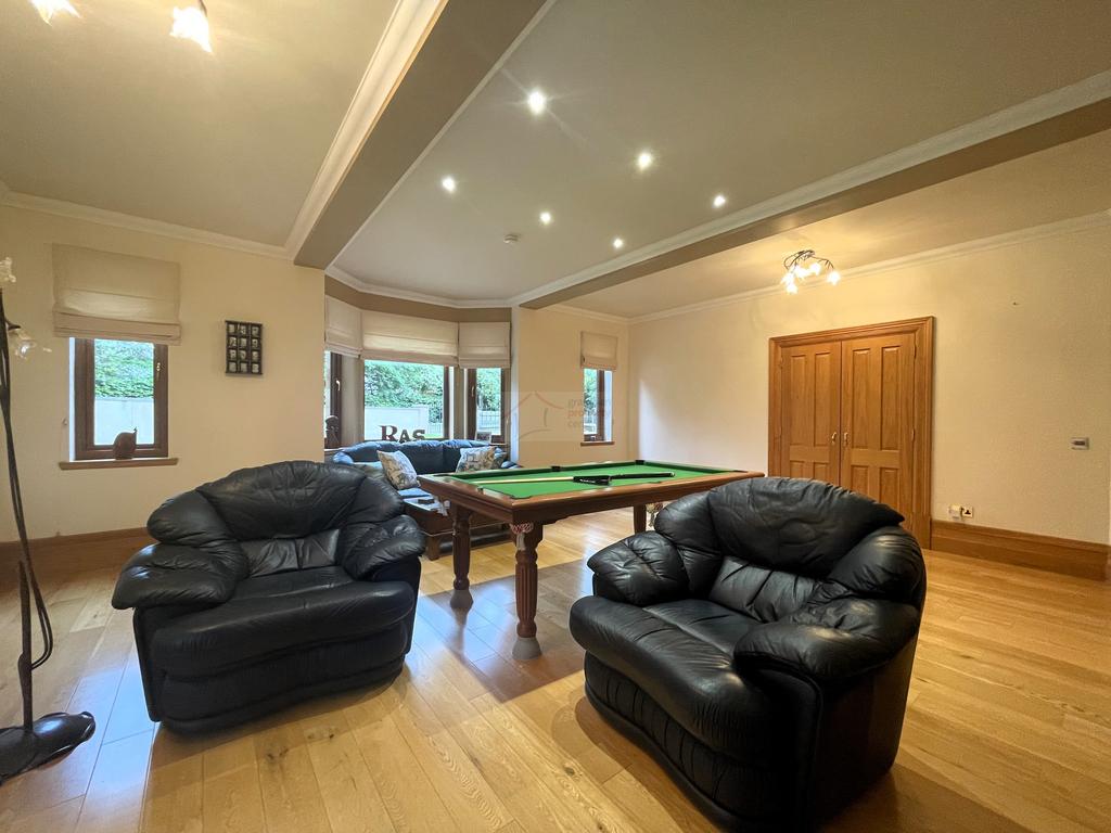 Family Room a.JPG
