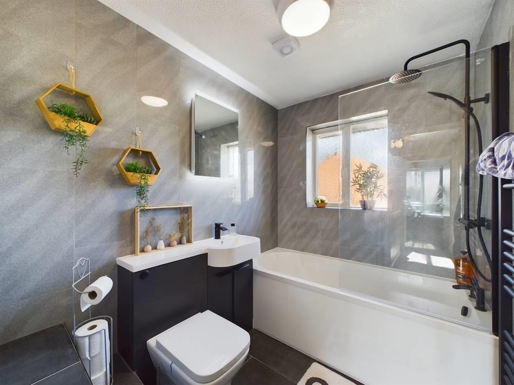 Family bathroom 2.jpg