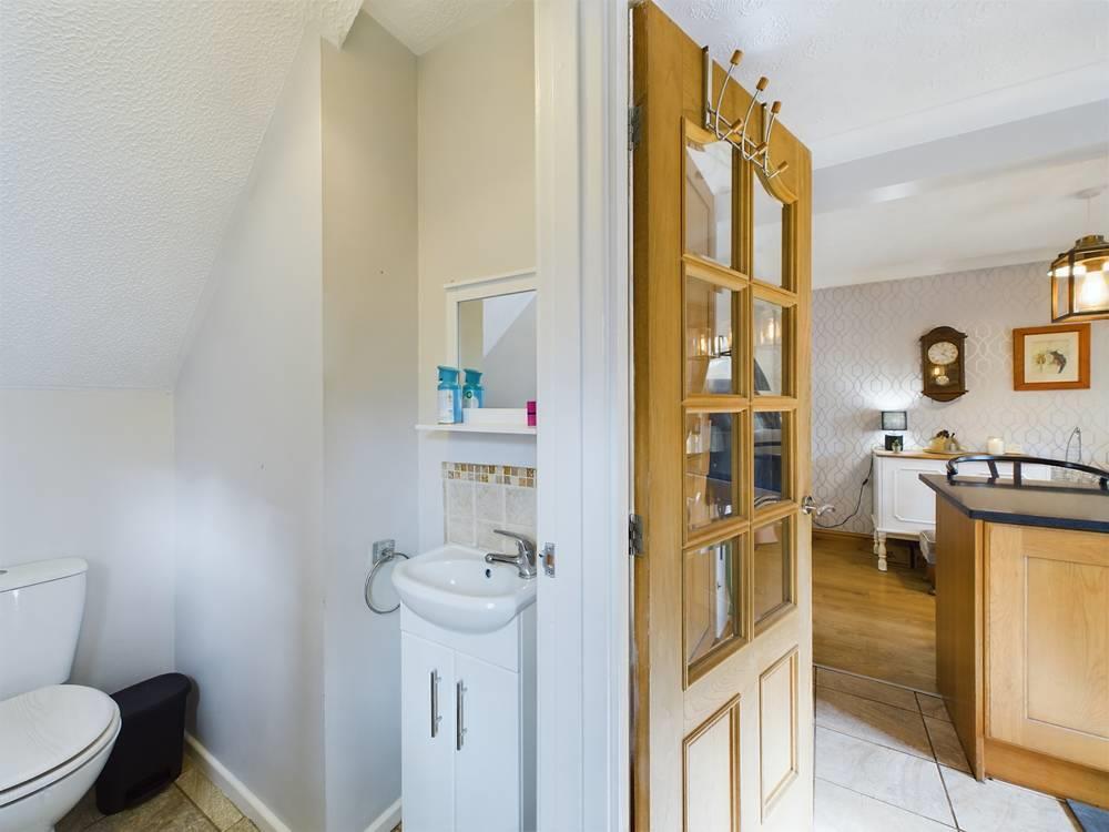 Downstairs bathroom 2.jpg