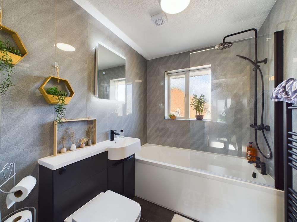 Family bathroom 3.jpg