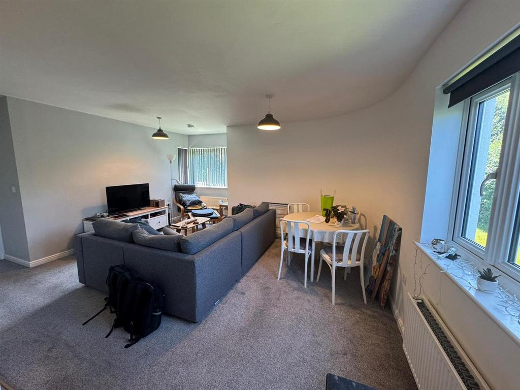 Living Area 1.jpg
