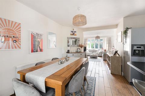 190 Chipstead Way, Woodmansterne, Banstead, SM7 3JU