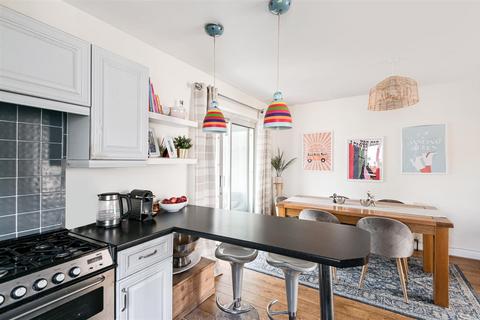 190 Chipstead Way, Woodmansterne, Banstead, SM7 3JU