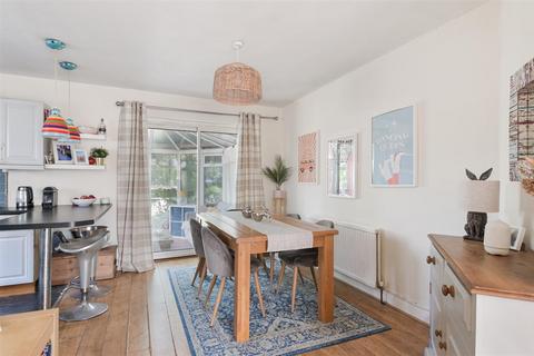 190 Chipstead Way, Woodmansterne, Banstead, SM7 3JU