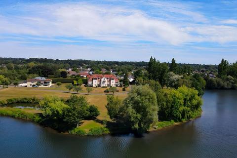 2 bedroom flat for sale, Kingfisher House, Waterside Close, BH24 1GW