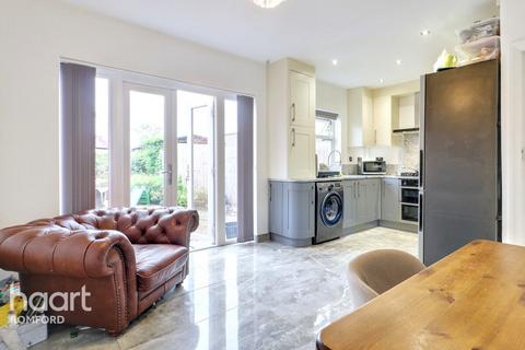 4 bedroom semi-detached house for sale, Havering Road, Romford, RM1 4HR