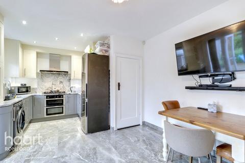 4 bedroom semi-detached house for sale, Havering Road, Romford, RM1 4HR