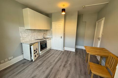 Studio to rent, Leeside Crescent