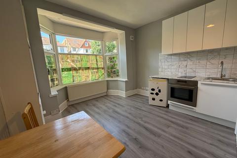 Studio to rent, Leeside Crescent