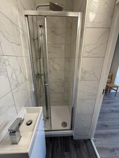Studio to rent, Leeside Crescent