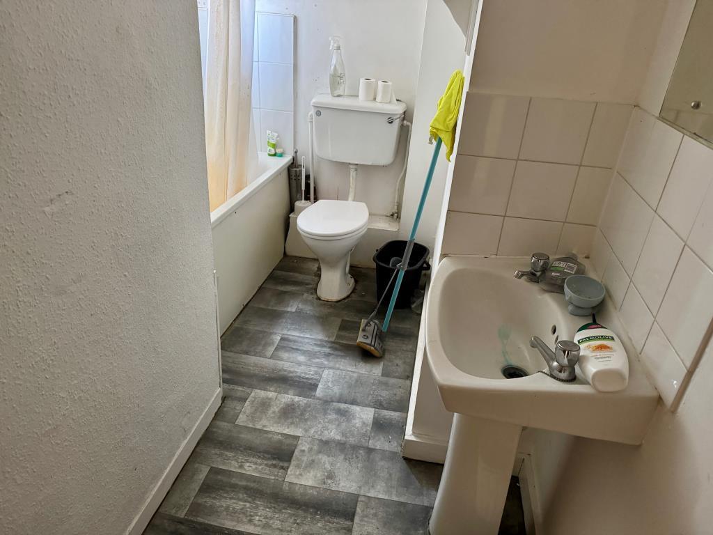 Flat 12b - bathroom